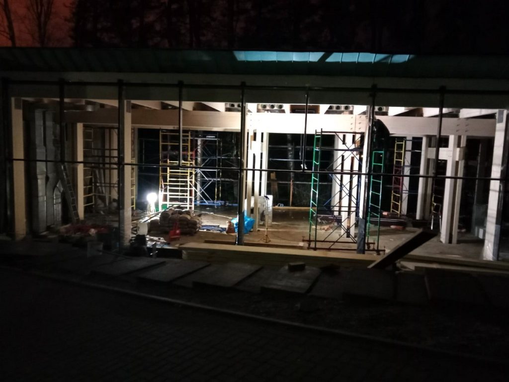 процесс сборки каркаса спортзала